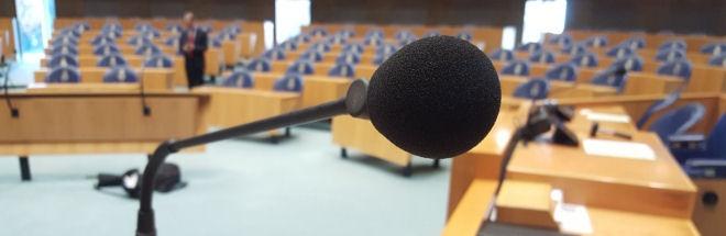 De microfoon bij het spreekgestoelte in de plenaire zaal
