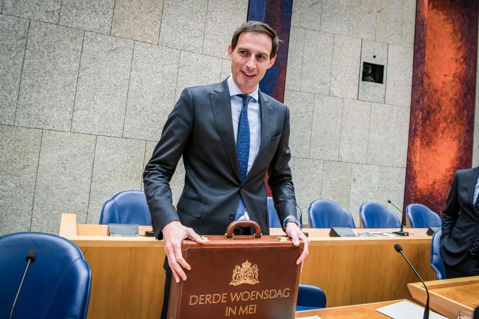 Minister Hoekstra van Financier met het koffertje