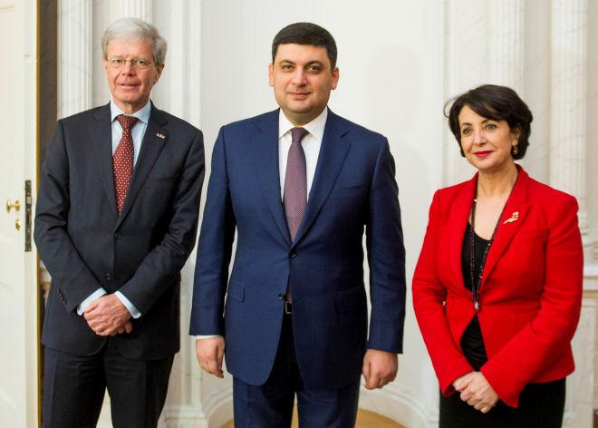 Van links naar rechts: Anne Flierman (eerste Ondervoorzitter Eerste Kamer), Volodymyr Groysman (voorzitter parlement Oekraïne) en Khadija Arib (voorzitter Tweede Kamer)