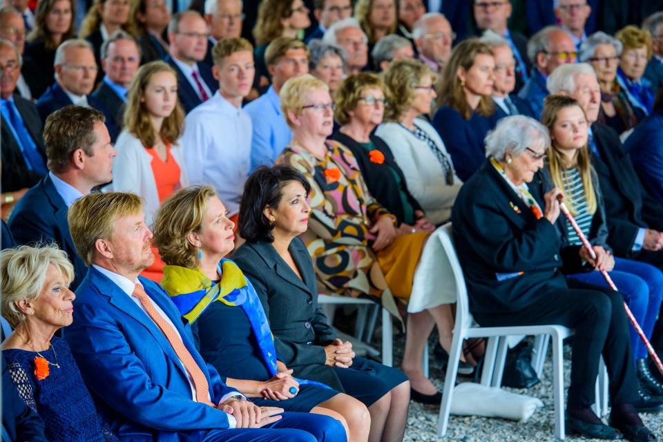 Koning Willem-Alexander en Voorzitter van de Tweede Kamer, Khadija Arib, bij de opening van het Nationaal Monument Oranjehotel