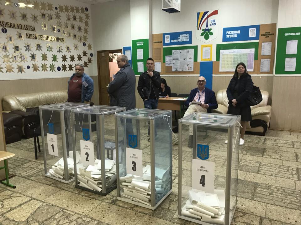 Kamerlid Albert van den Bosch observeert het stemmen in een stembureau in Oekraïne