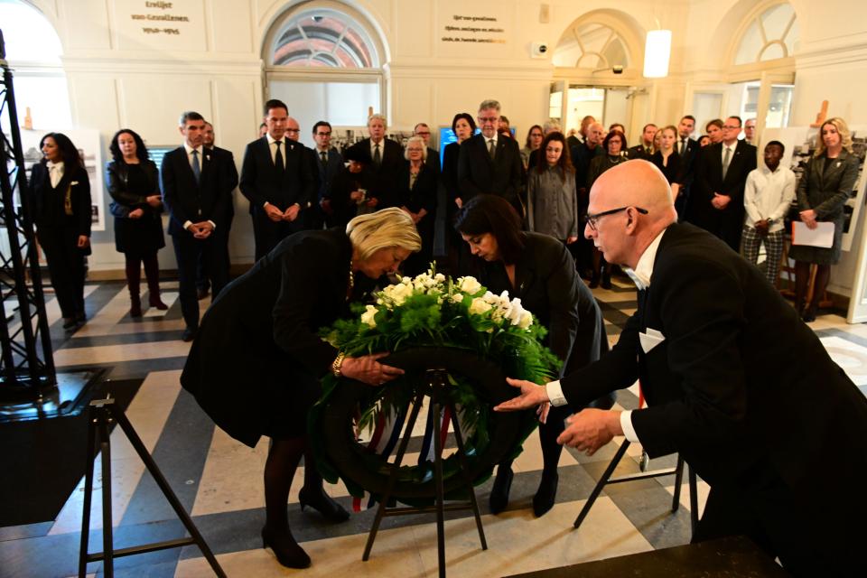 Voorzitter van de Tweede Kamer, Khadija Arib en de Voorzitter van de Eerste Kamer, Ankie Broekers-Knol, leggen een krans bij het monument Erelijst van Gevallenen, op 4 mei 2019