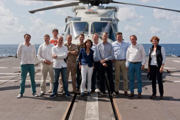 De fractievoorzitters poseren op het dek van het fregat voor een helicopter