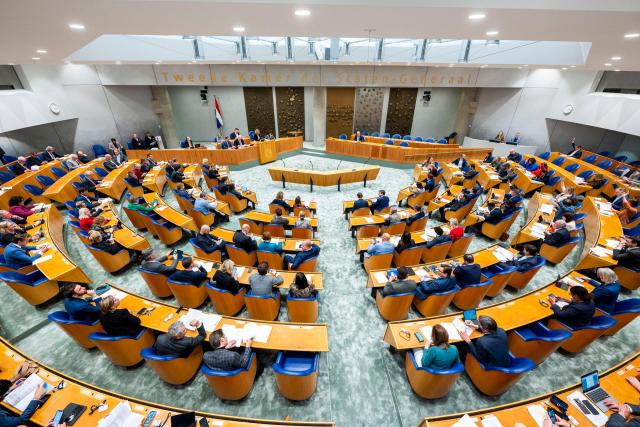 Een overzicht van de plenaire zaal met veel Kamerleden