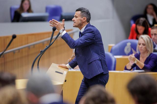 Farid Azarkan staat bij de interruptiemicrofoon