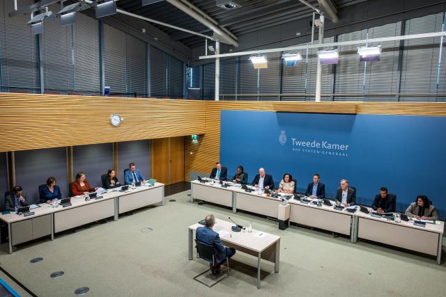 De commissieleden in de enquêtezaal tijdens het verhoor op vrijdag 22 september met Herman Rottier. V.l.n.r.: Evert Jan Slootweg (CDA), Sylvana Simons (Bij1), Thierry Aartsen (VVD), Salima Belhaj (D66, voorzitter), Michiel van Nispen (SP, vicevoorzitter), Lammert van Raan (PvdD), Farid Azarkan (Denk) en Senna Maatoug (GroenLinks).