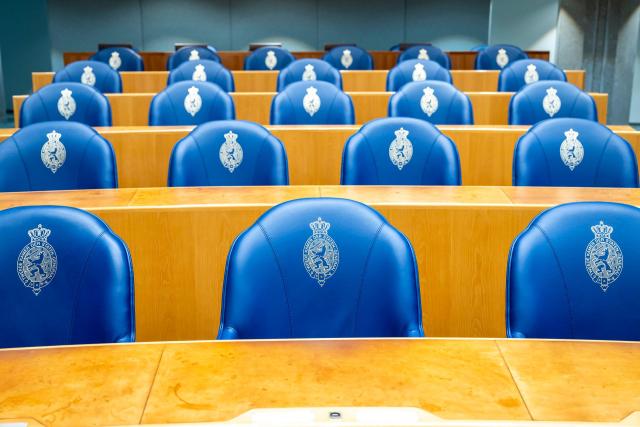 Zetels in de plenaire zaal van de Tweede Kamer.