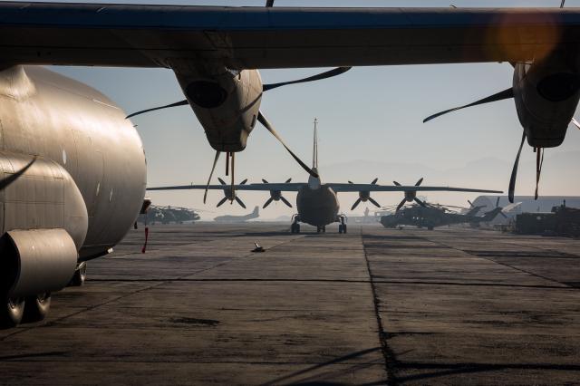 Militaire vliegtuigen staan op het vliegveld in Kaboel
