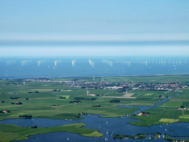 Windmolens op zee in Nederland.
