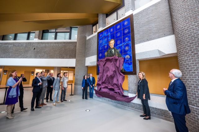 Kamervoorzitter Vera Bergkamp onthult samen met Kamerleden Pieter Omtzigt en Salima Belhaj het portret van Thorbecke.