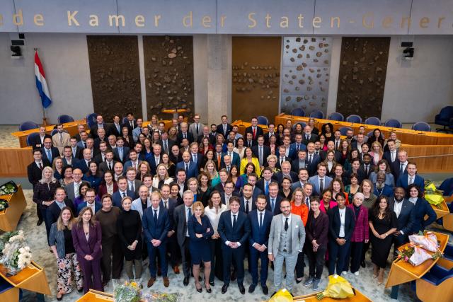 Een groepsfoto van de Kamerleden bij de beëdiging in de plenaire zaal.