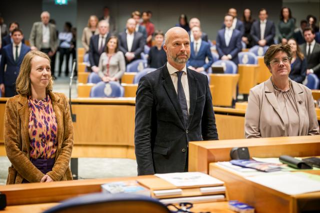 Van links naar rechts: Marijke Synhaeve, Tjeerd de Groot en Jacqualine van den Hil staan voorin de plenaire zaal bij hun beëdiging.