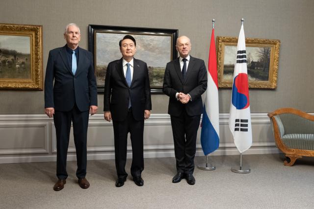 Kamerlid De Roon, president Yoon en Eerste Kamervoorzitter Jan Anthonie Bruijn staan naast elkaar