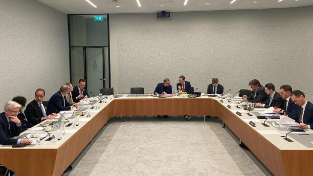 De leden van de commissie van Financiën vergaderen in de Suze Groenewegzaal.