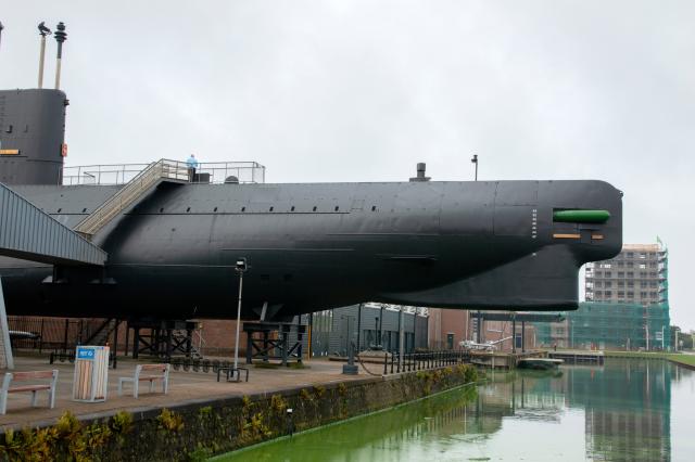 De onderzeeboot Hr. Ms. Tonijn staat op een stellage in de Rijkswerf Willemsoord in Den Helder.