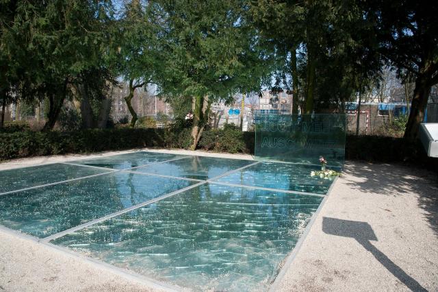 Een vloer van gebroken spiegels waarin de lucht wordt gereflecteerd. Dit monument bevindt zich in het Amsterdamse Wertheimpark, waar de jaarlijkse Nationale Holocaust Herdenking plaatsvindt. 