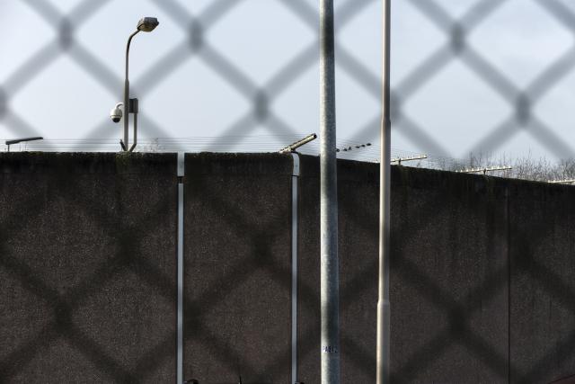 Omheiningsmuur met bedrading en camera's bij de penitentiaire inrichting in Vught