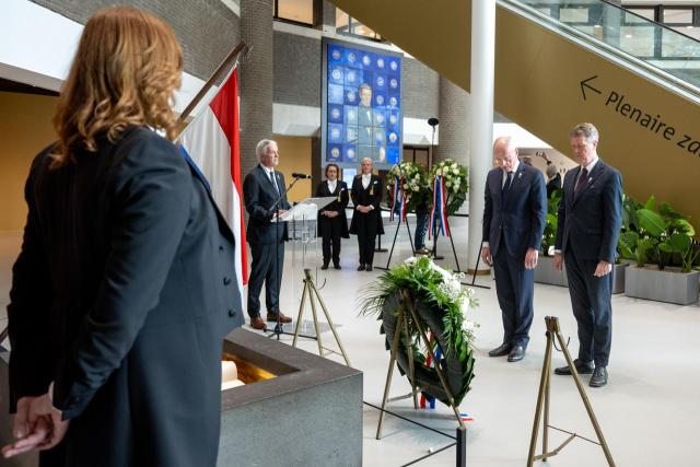 Tweede Kamervoorzitter Martin Bosma en Eerste Kamervoorzitter Jan Anthonie Bruijn staan voor een krans bij de Erelijst van Gevallenen.