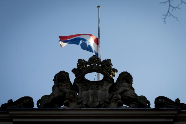 De vlag hangt halfstok boven het Binnenhof