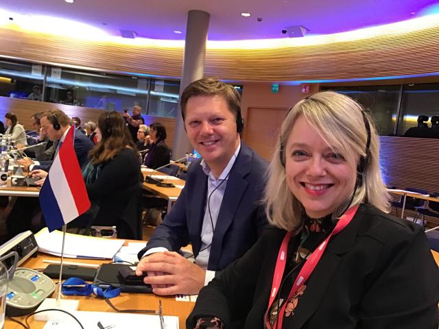 Agnes Mulder (CDA) en Matthijs Sienot (D66) tijdens interparlementaire conferentie klimaat in Helsinki 