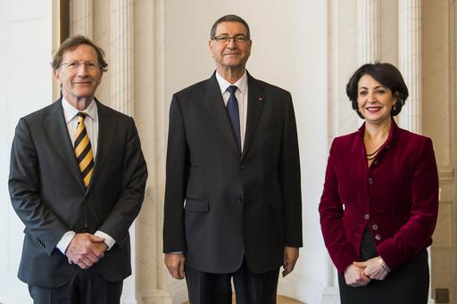 Van links naar rechts: de Ondervoorzitter van de Eerste Kamer, Joris Backer, minister-president van Tunesië, Habib Essid en Tweede Kamervoorzitter Khadija Arib