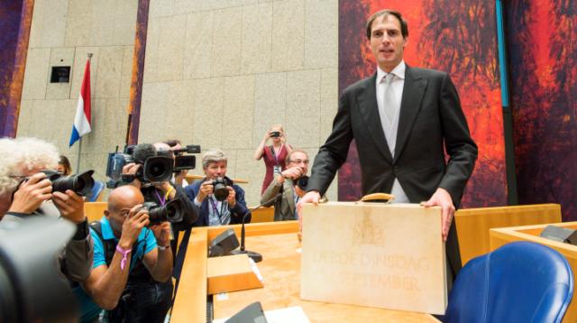 minister Hoekstra met het koffertje