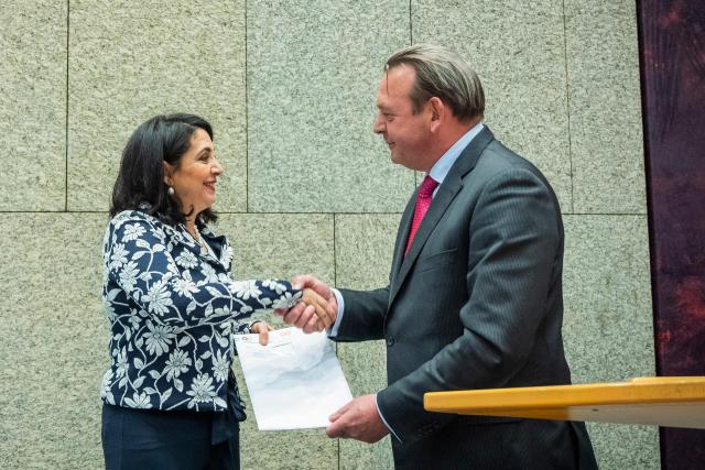 Uit handen van de Nationale ombudsman, Reinier van Zutphen, ontving de Voorzitter vandaag het jaarverslag over 2018 ‘Iedereen moet mee kunnen doen’ 