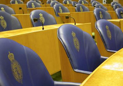 Lege stoelen in de plenaire zaal van de Tweede Kamer.